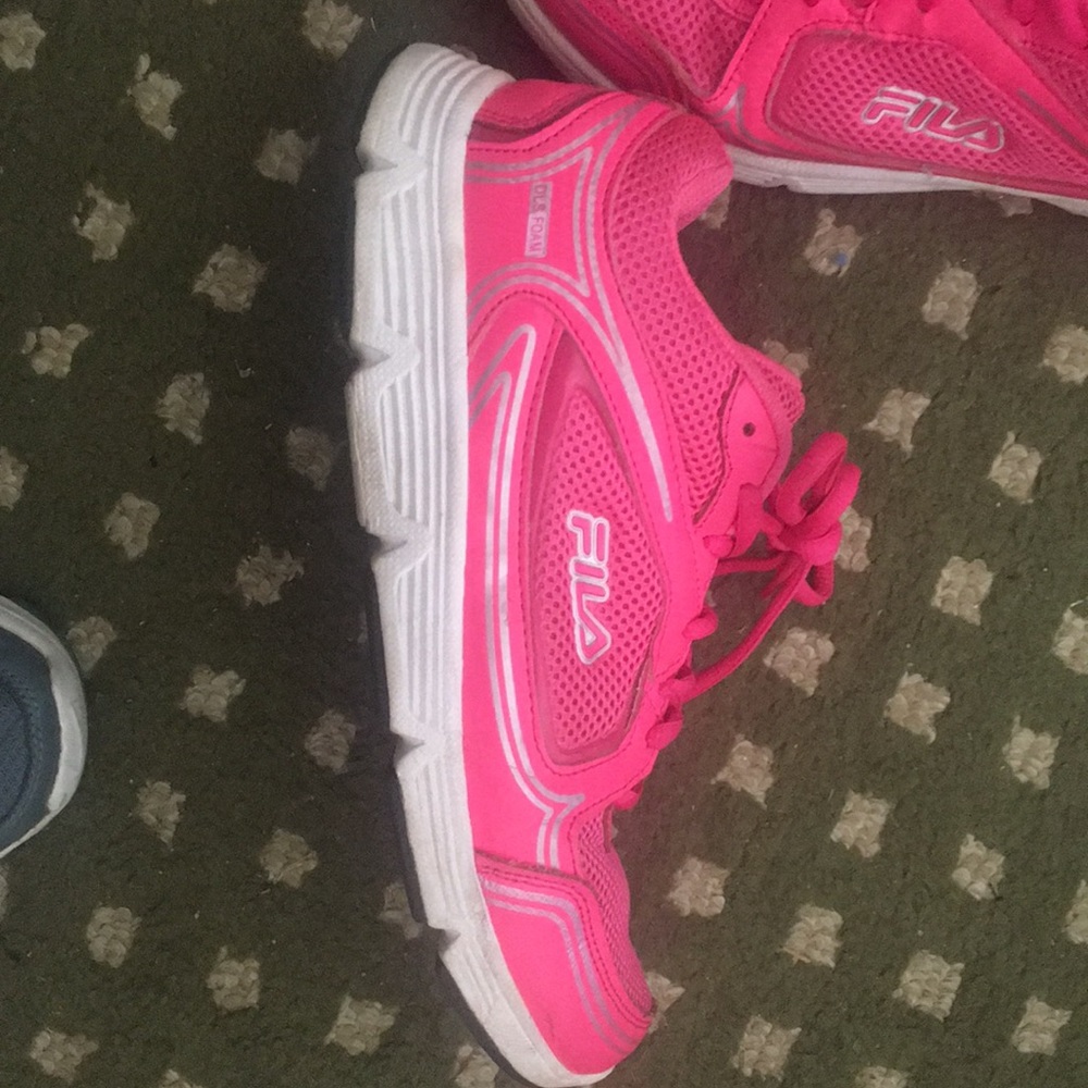 Size 8 Fils tennis shoes.